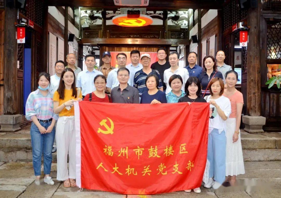 突发!2名游客贸然进入昆明轿子山冰湖,不料冰面突然碎裂……